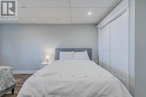 32 Lawrence Street S, Kawartha Lakes, ON - Indoor Photo Showing Bedroom