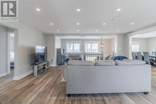 32 Lawrence Street S, Kawartha Lakes, ON - Indoor Photo Showing Living Room