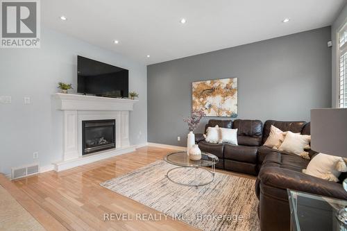 7847 Cathedral Drive, Niagara Falls, ON - Indoor Photo Showing Living Room With Fireplace