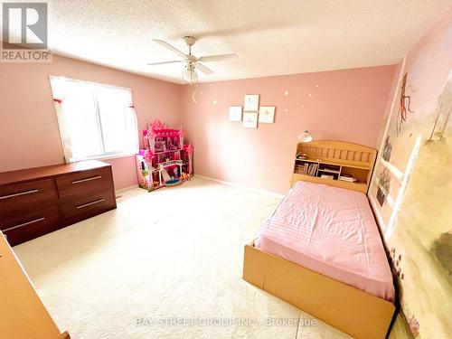 19 Bluebell Crescent, Hamilton, ON - Indoor Photo Showing Bedroom