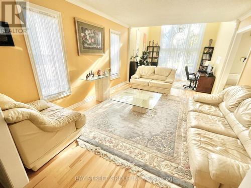 19 Bluebell Crescent, Hamilton, ON - Indoor Photo Showing Living Room