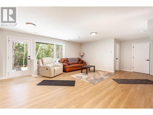2725 Cedar Ridge Street, Lumby, BC - Indoor Photo Showing Living Room
