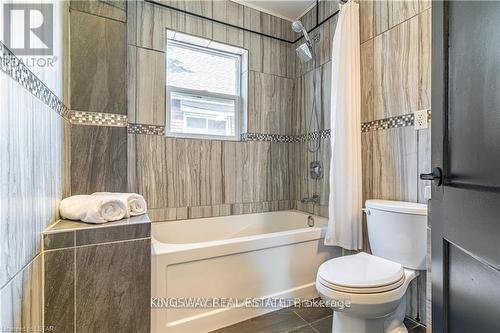 1226 Dundas Street, London, ON - Indoor Photo Showing Bathroom