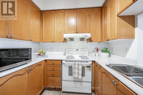 115 - 8 Mondeo Drive, Toronto, ON - Indoor Photo Showing Kitchen