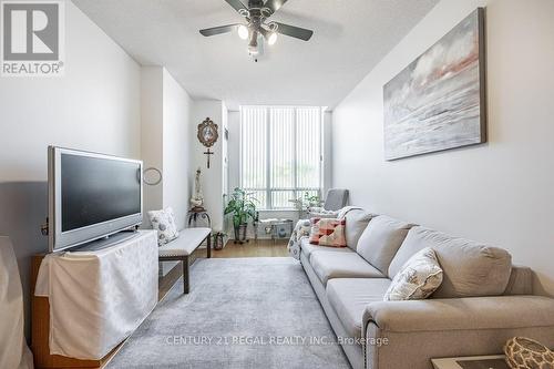 115 - 8 Mondeo Drive, Toronto, ON - Indoor Photo Showing Living Room