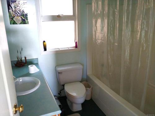 588 Whiteside St, Saanich, BC - Indoor Photo Showing Bathroom