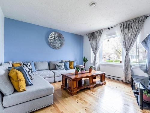 Salon - 205 Av. De La Mennais, La Prairie, QC - Indoor Photo Showing Living Room