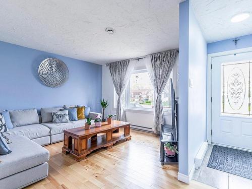 Salon - 205 Av. De La Mennais, La Prairie, QC - Indoor Photo Showing Living Room