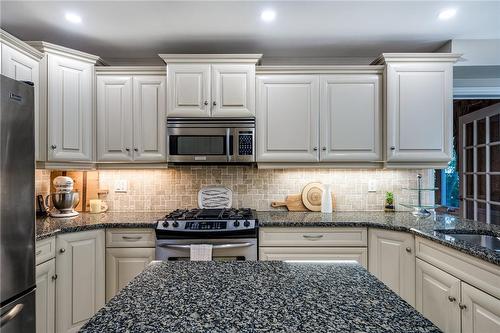 2169 Mystic Court, Burlington, ON - Indoor Photo Showing Kitchen With Upgraded Kitchen