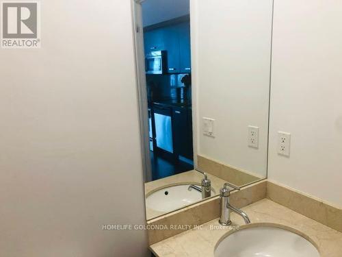 3106 - 832 Bay Street, Toronto, ON - Indoor Photo Showing Bathroom
