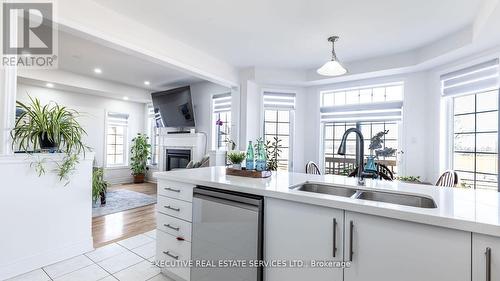 20 Branigan Crescent, Halton Hills, ON - Indoor Photo Showing Kitchen With Double Sink With Upgraded Kitchen