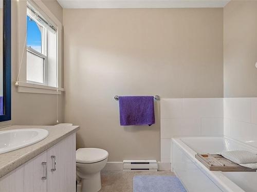 1065 Braeburn Ave, Langford, BC - Indoor Photo Showing Bathroom