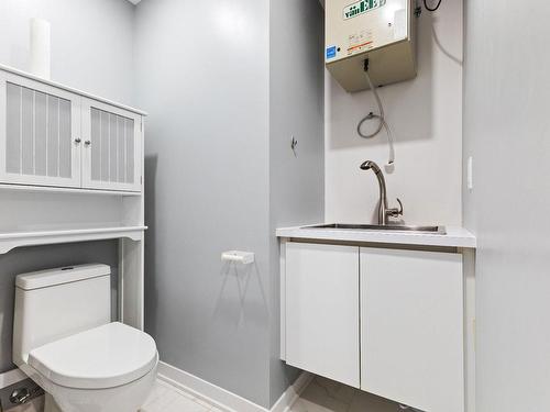 Powder room - 604-700 Rue Des Éclaircies, Brossard, QC - Indoor Photo Showing Bathroom