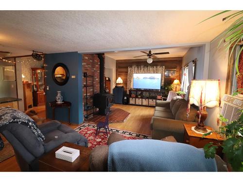 2036 Loff Road, Castlegar, BC - Indoor Photo Showing Living Room