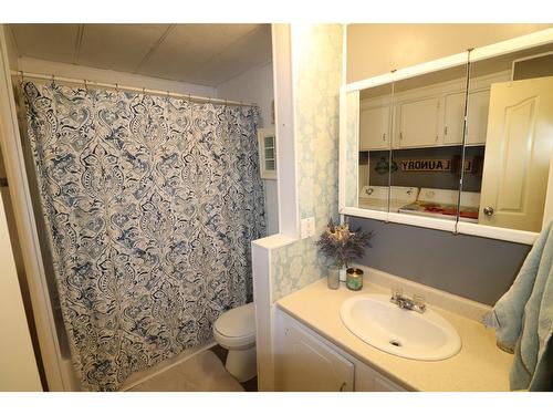 2036 Loff Road, Castlegar, BC - Indoor Photo Showing Bathroom