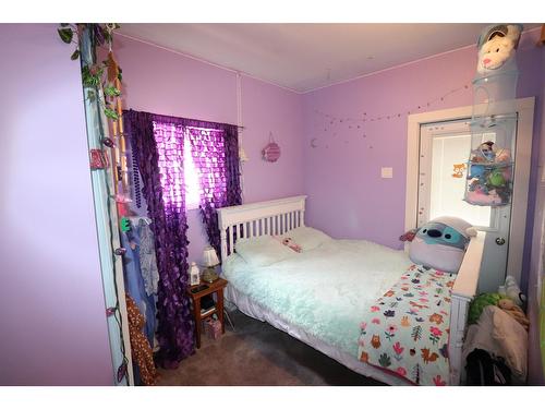 2036 Loff Road, Castlegar, BC - Indoor Photo Showing Bedroom