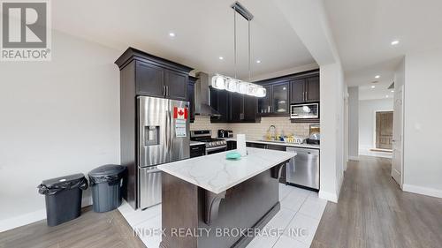 2431 Daisy Bend, London, ON - Indoor Photo Showing Kitchen With Upgraded Kitchen