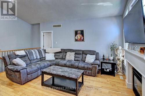 1555 Coronation Dr, London, ON - Indoor Photo Showing Living Room