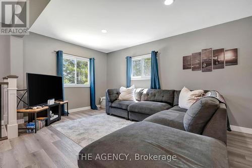 9377 Garner Road, Bayham, ON - Indoor Photo Showing Living Room