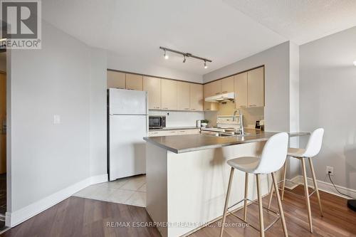 201 - 62 Suncrest Boulevard, Markham, ON - Indoor Photo Showing Kitchen With Double Sink