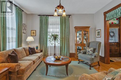 1060 Gore Street, Smith-Ennismore-Lakefield, ON - Indoor Photo Showing Living Room