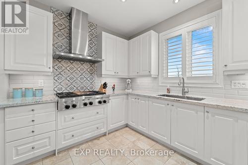 54 Gentle Fox Drive, Caledon, ON - Indoor Photo Showing Kitchen With Upgraded Kitchen