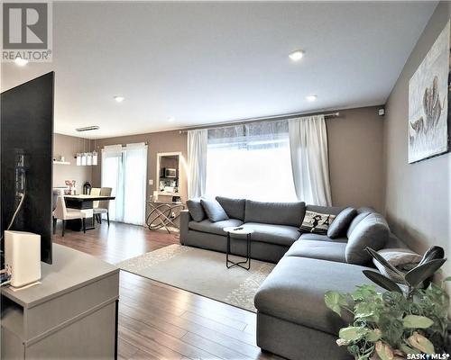 318 Lehrer Manor, Saskatoon, SK - Indoor Photo Showing Living Room