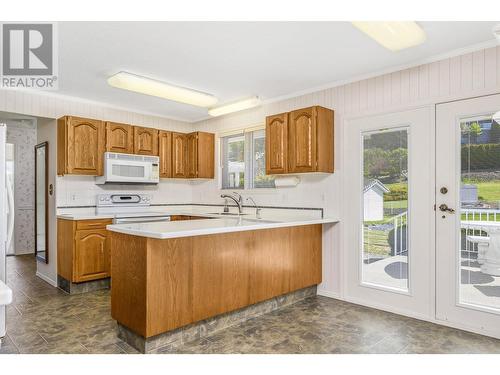 509 Crestview Drive, Coldstream, BC - Indoor Photo Showing Kitchen