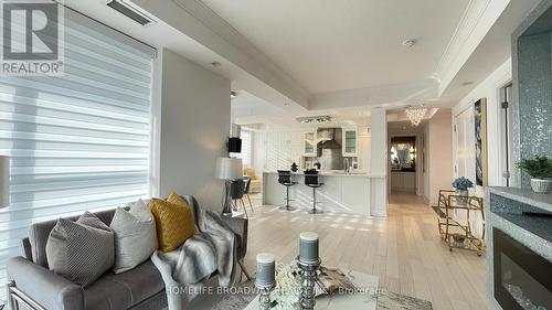 303 - 15 Stollery Pond Crescent, Markham, ON - Indoor Photo Showing Living Room
