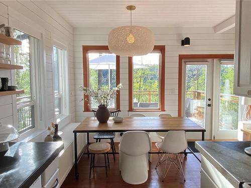 3711 Compass Cres, Pender Island, BC - Indoor Photo Showing Dining Room