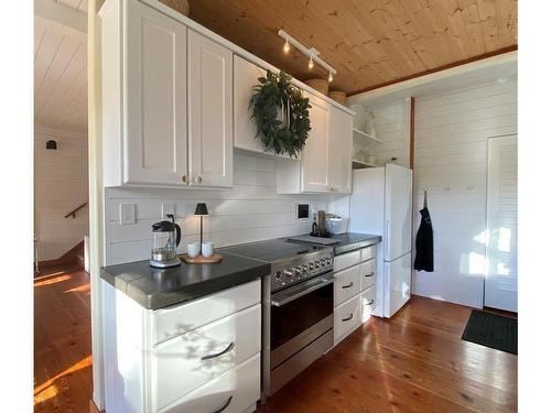 3711 Compass Cres, Pender Island, BC - Indoor Photo Showing Kitchen