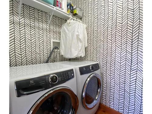 3711 Compass Cres, Pender Island, BC - Indoor Photo Showing Laundry Room