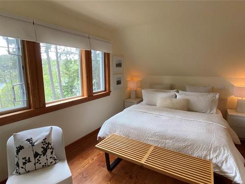 3711 Compass Cres, Pender Island, BC - Indoor Photo Showing Bedroom