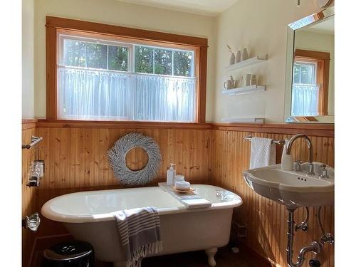 3711 Compass Cres, Pender Island, BC - Indoor Photo Showing Bathroom