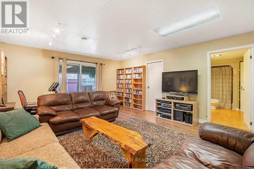 76 Walkem Drive, New Tecumseth, ON - Indoor Photo Showing Living Room