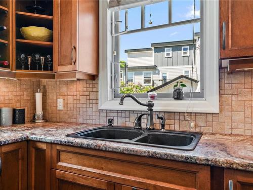 1232 Effingham St, Esquimalt, BC - Indoor Photo Showing Kitchen With Double Sink
