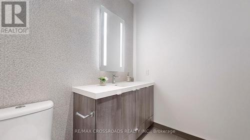305 - 575 Bloor Street E, Toronto, ON - Indoor Photo Showing Bathroom