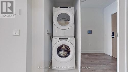 305 - 575 Bloor Street E, Toronto, ON - Indoor Photo Showing Laundry Room
