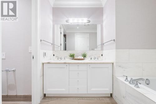 4002 - 311 Bay Street, Toronto, ON - Indoor Photo Showing Bathroom