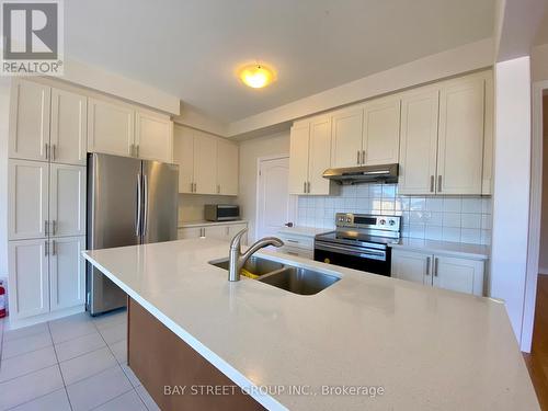 6 Eastgrove Square, East Gwillimbury, ON - Indoor Photo Showing Kitchen With Double Sink