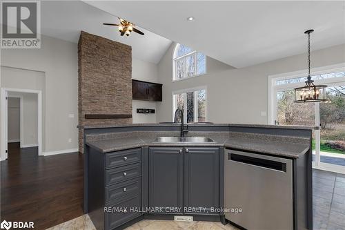 20 Tanglewood Crescent, Oro-Medonte, ON - Indoor Photo Showing Kitchen With Double Sink