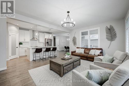 11 Chamberlain Avenue, Ingersoll, ON - Indoor Photo Showing Living Room