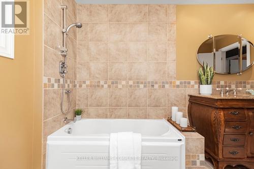 16 Palm Court, Hamilton, ON - Indoor Photo Showing Bathroom