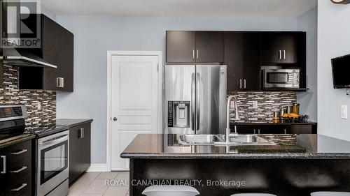 39 Orangeblossom Trail, Brampton (Credit Valley), ON - Indoor Photo Showing Kitchen With Stainless Steel Kitchen With Double Sink With Upgraded Kitchen