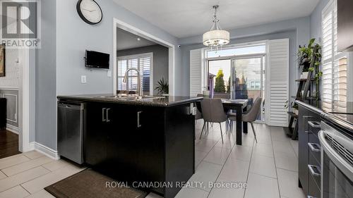 39 Orangeblossom Trail, Brampton, ON - Indoor Photo Showing Kitchen With Upgraded Kitchen