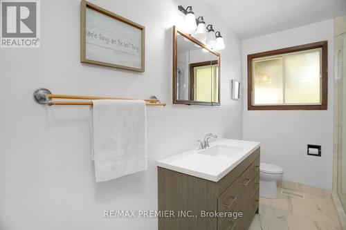 752 Pinegrove Avenue, Innisfil, ON - Indoor Photo Showing Bathroom