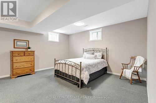 238 Hepburn Crescent, Hamilton, ON - Indoor Photo Showing Bedroom