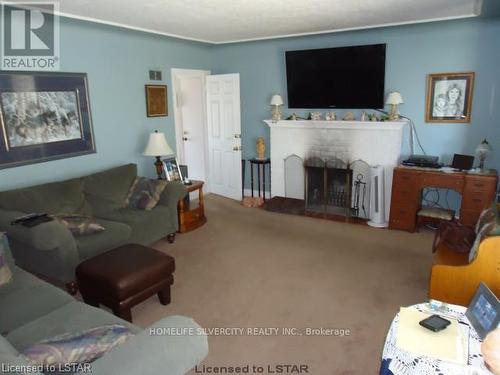 1174 Oxford Street E, London, ON - Indoor Photo Showing Living Room With Fireplace