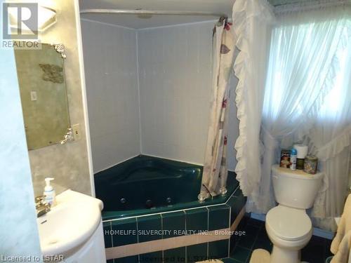1174 Oxford Street E, London, ON - Indoor Photo Showing Bathroom