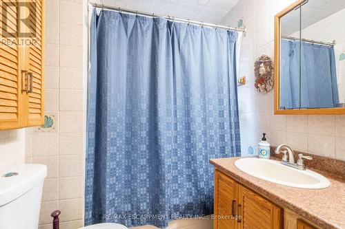 90 Graham Avenue S, Hamilton, ON - Indoor Photo Showing Bathroom